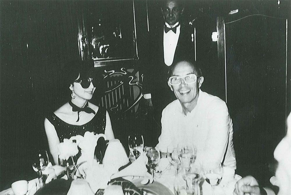1970年代 デザイナーのアンドレ・クレージュ氏とパリのマキシムにて