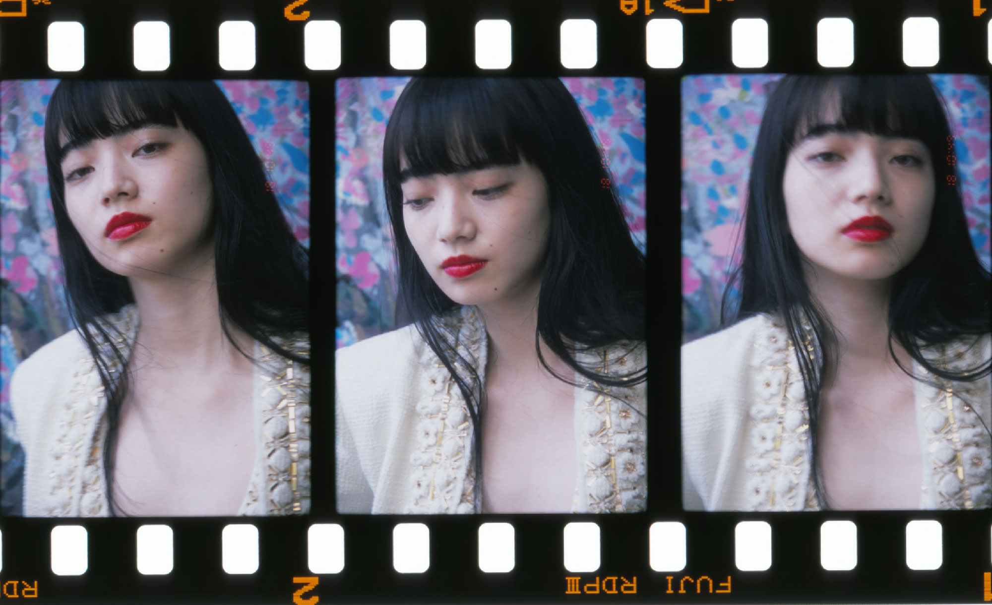 <The Look includes> ジャケット ¥ 4,300,000、ドレス ¥ 2,925,000 全て Chanel