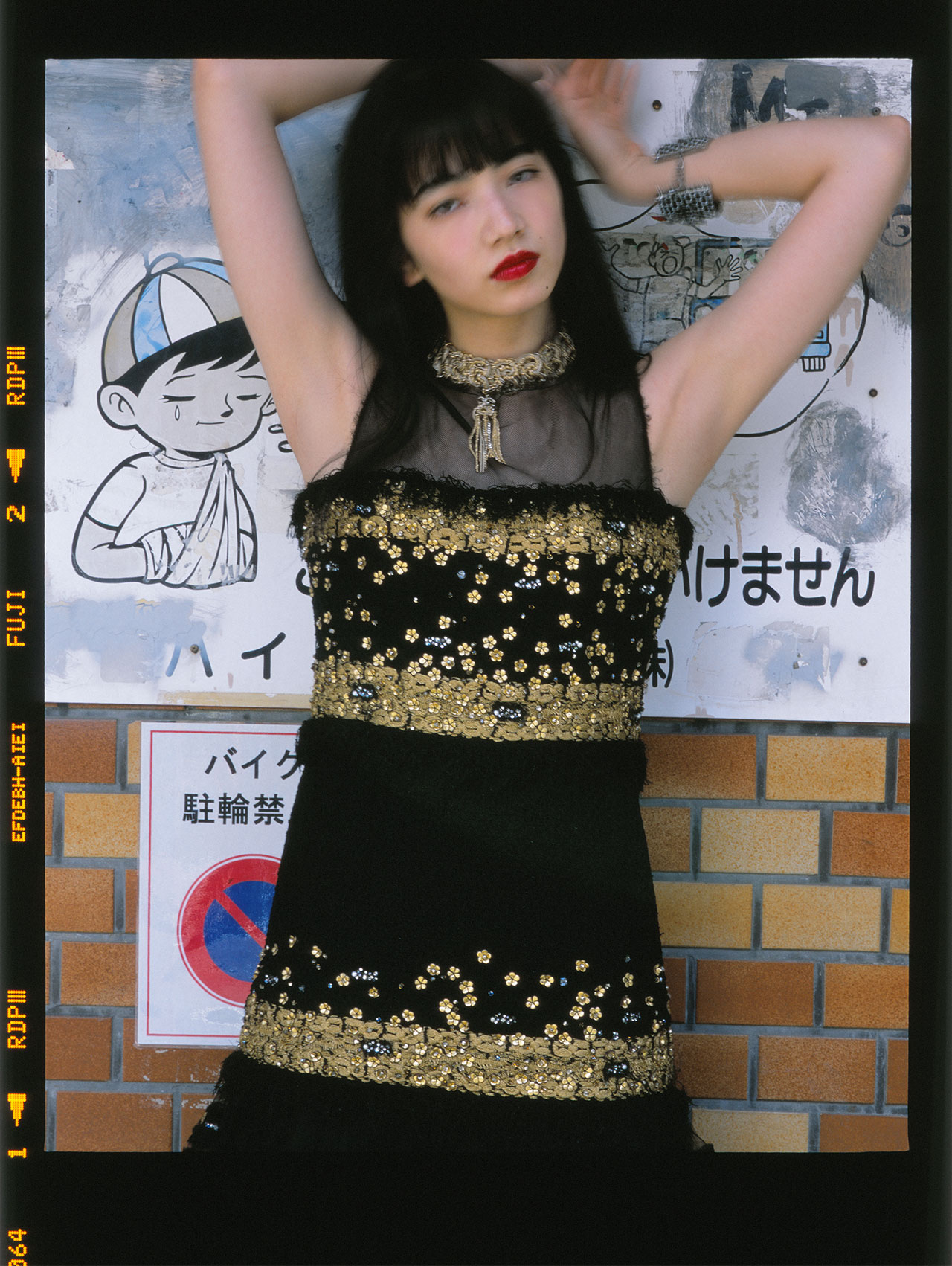 <The Look includes> ドレス ¥ 5,400,000、ネックレス¥ 488,000、ブレスレット¥ 312,000 全て Chanel