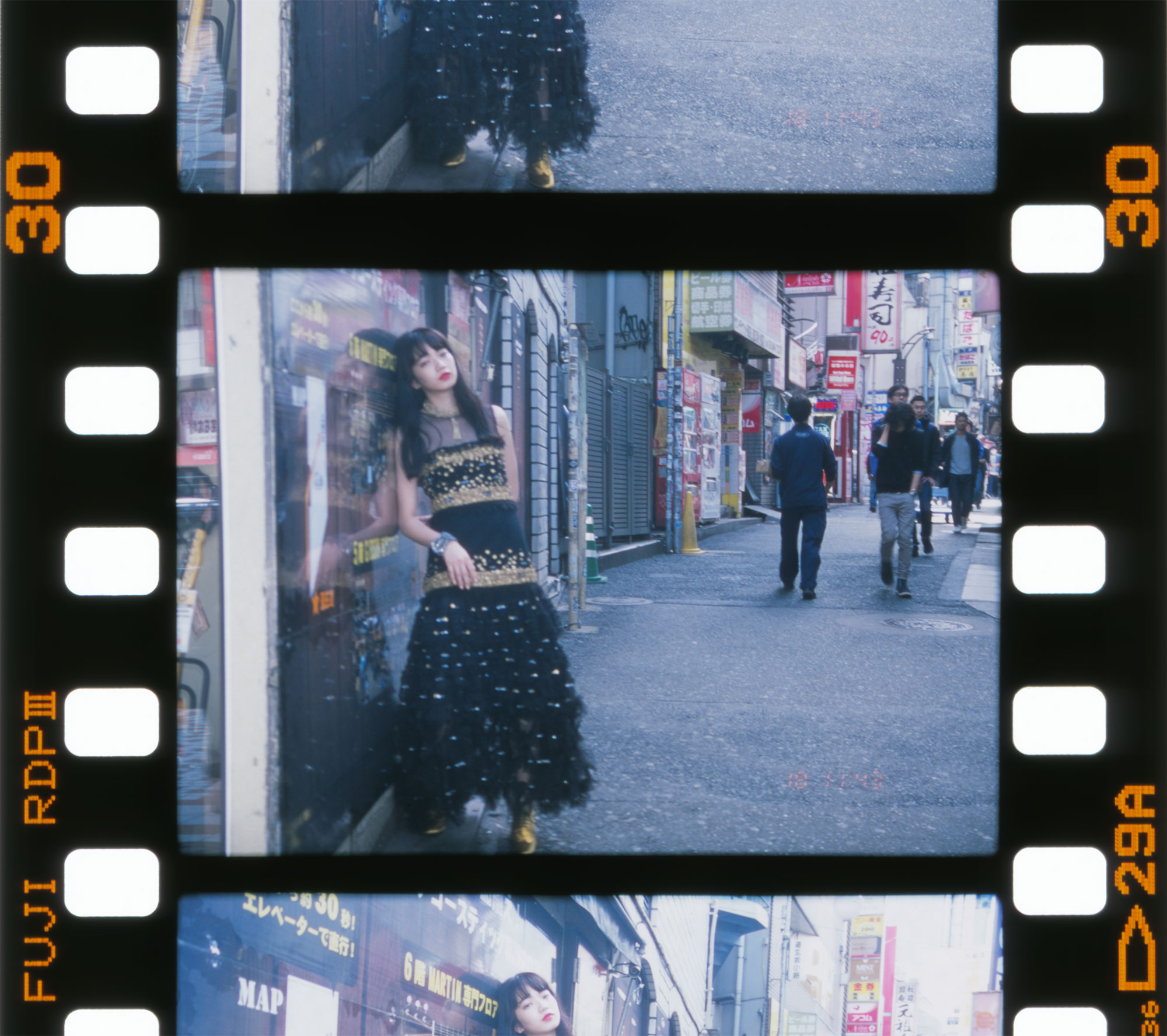 <The Look includes> ドレス ¥ 5,400,000、シューズ ¥ 92,000、ネックレス¥ 488,000、ブレスレット¥ 312,000 全て Chanel