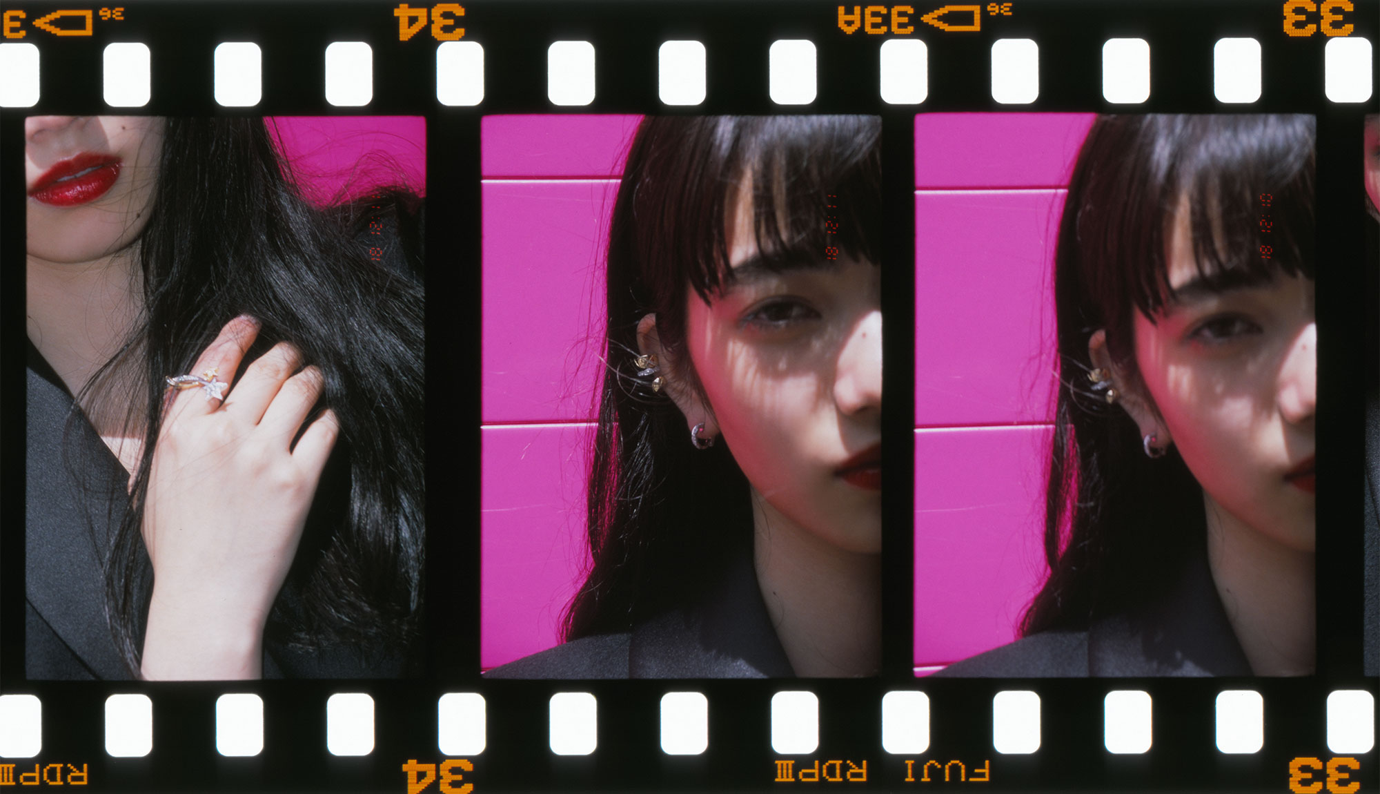 <The Look includes> ドレス ¥ 680,000、イヤリング¥ 662,500、リング¥ 1,023,500 全て Chanel