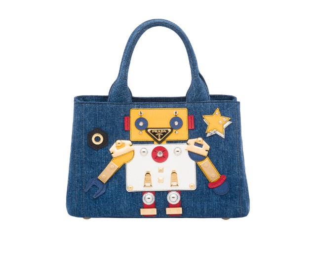 Prada (プラダ) からロボットモチーフの遊び心溢れるバッグや