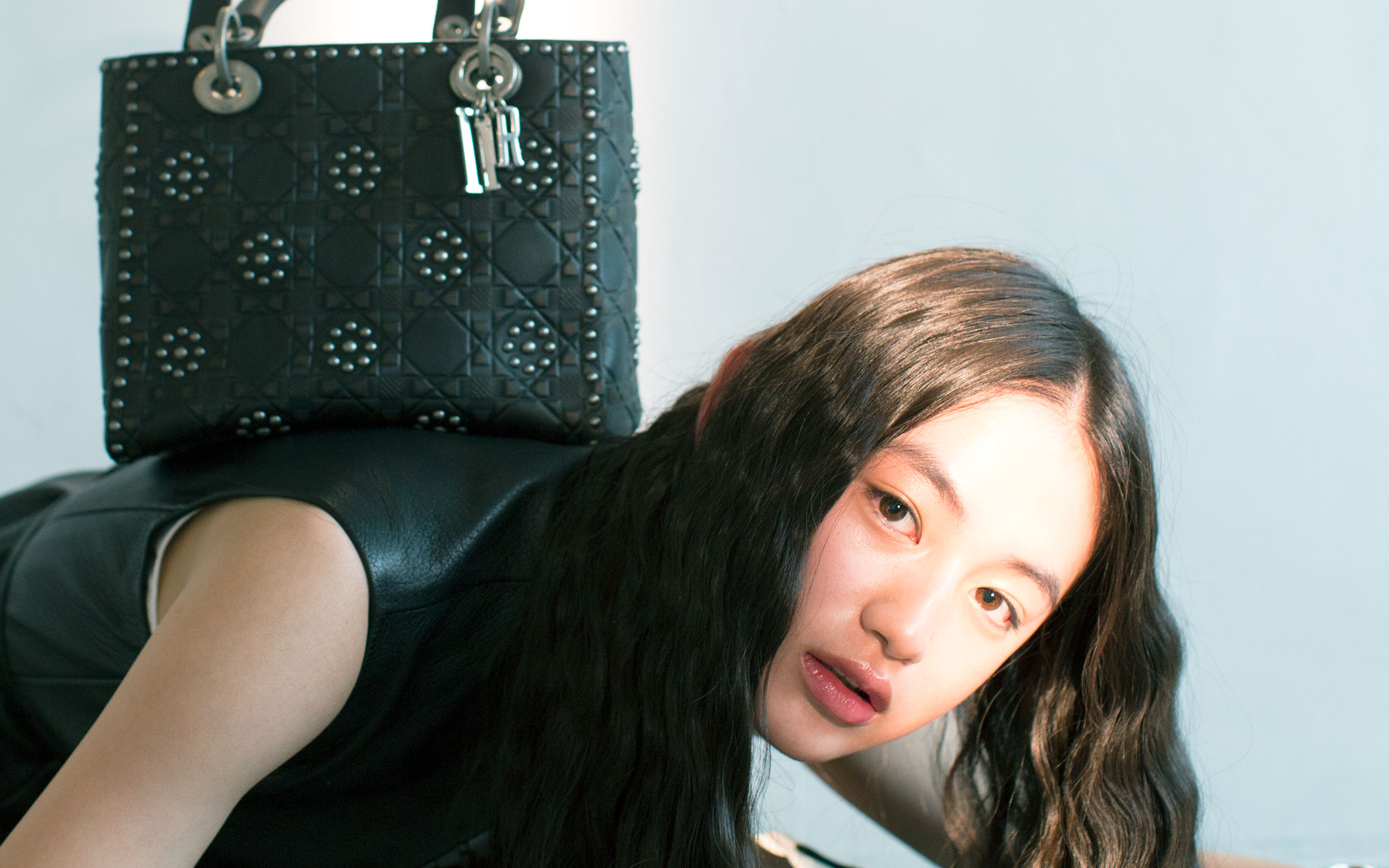 八木莉可子が出会う Dior (ディオール) のニュー・アイコンバッグ Vol