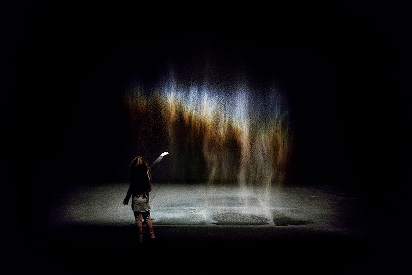 オラファー・エリアソン《ビューティー》1993年 Installation view: Moderna Museet, Stockholm 2015 Photo: Anders Sune Berg Courtesy of the artist; neugerriemschneider, Berlin; Tanya Bonakdar Gallery, New York / Los Angeles © 1993 Olafur Eliasson