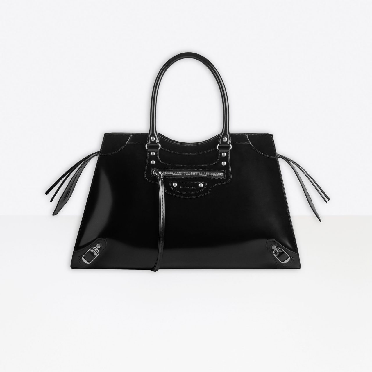 バレンシアガの定番バッグが20周年！新作「ネオ クラシック」が