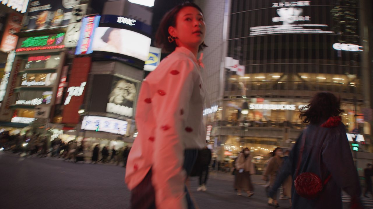 ヴァレンティノ、渋谷スクランブル交差点のスクリーンをジャック中 | News | The Fashion Post