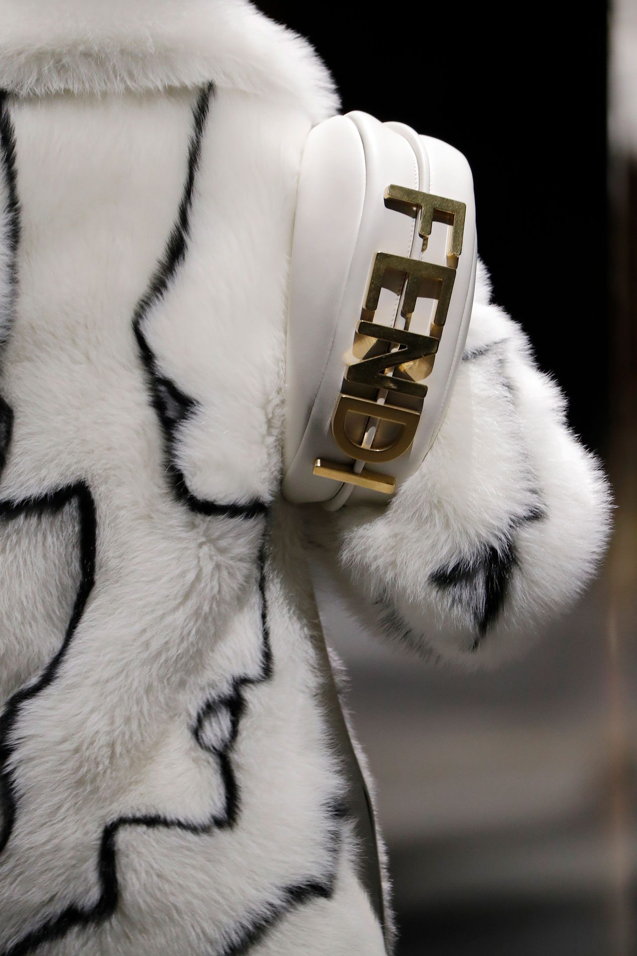 フェンディから大胆な FENDI ロゴが特徴の新作バッグ