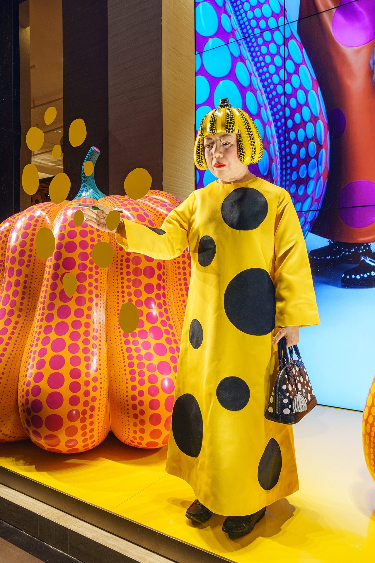 草間彌生　写真集　LOUIS VUITTON ルイヴィトン 草間彌生がルイ・ヴィトンに登場。「みんなの幸福を願っており