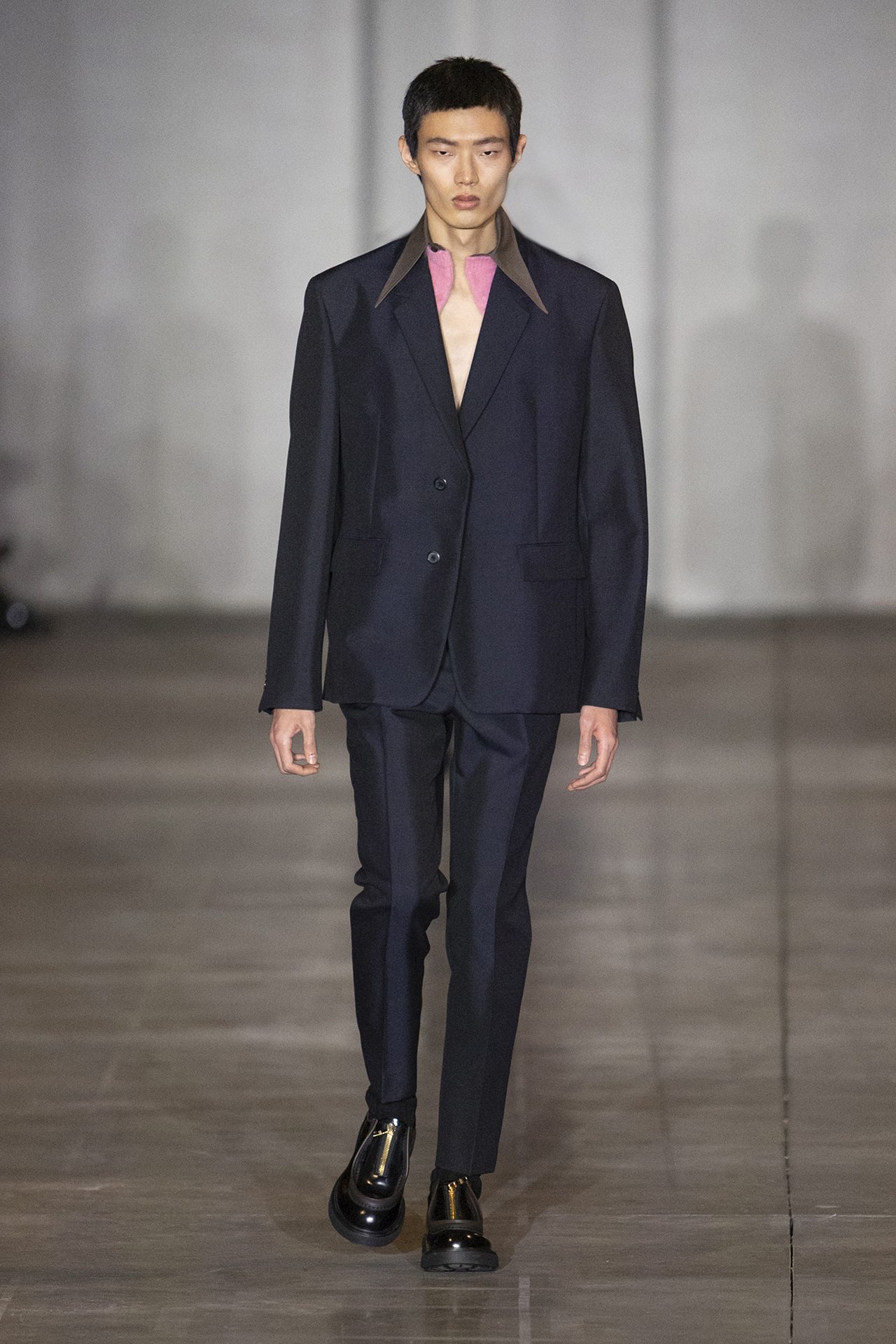 【PRADA】日本未入荷★VELVET  ジレ メンズ 現代におけるファッションの価値とは。プラダ2023年秋冬メンズ