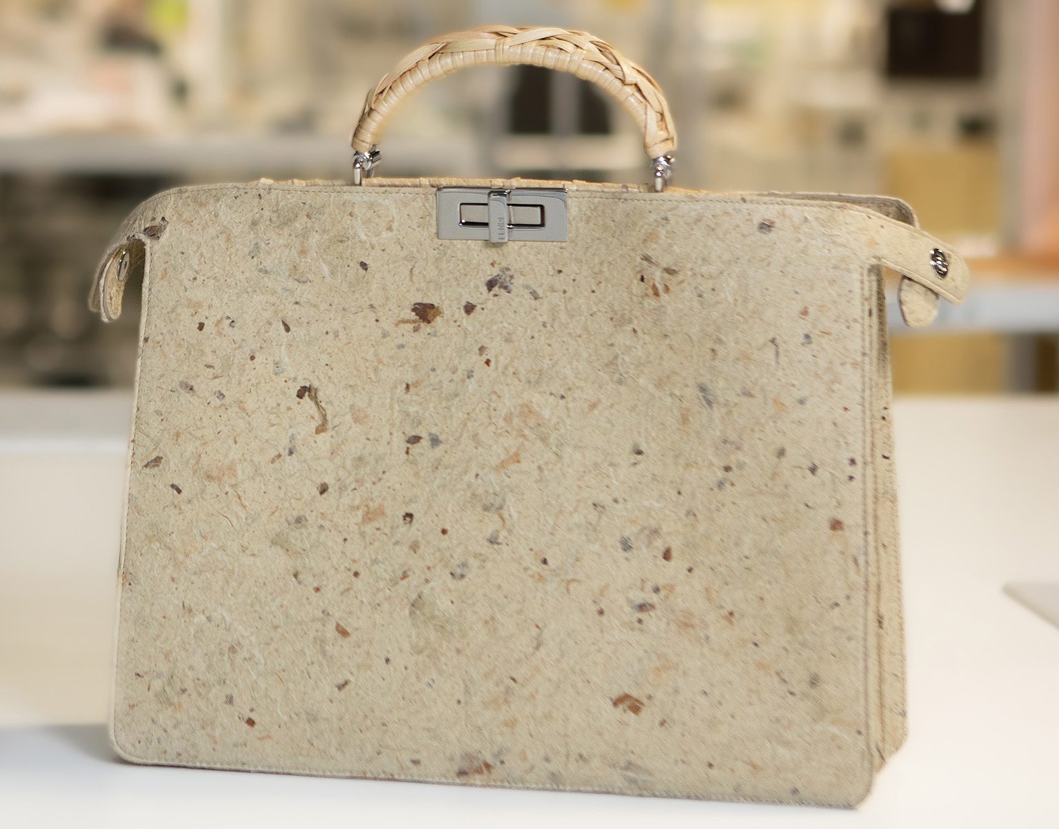 フェンディと隈研吾による天然素材のバッグとスニーカーが登場 | News