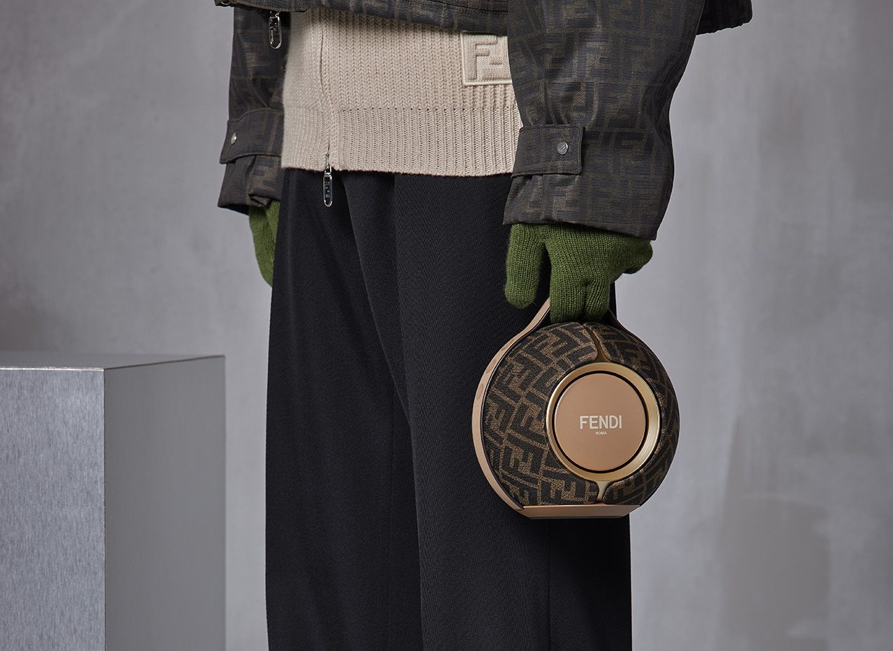 FENDI 新品未使用　ブラウンFFファブリック ポータブルスピーカー FENDIが限定ポータブルスピーカー「フェンディ x デビアレ マニア」を