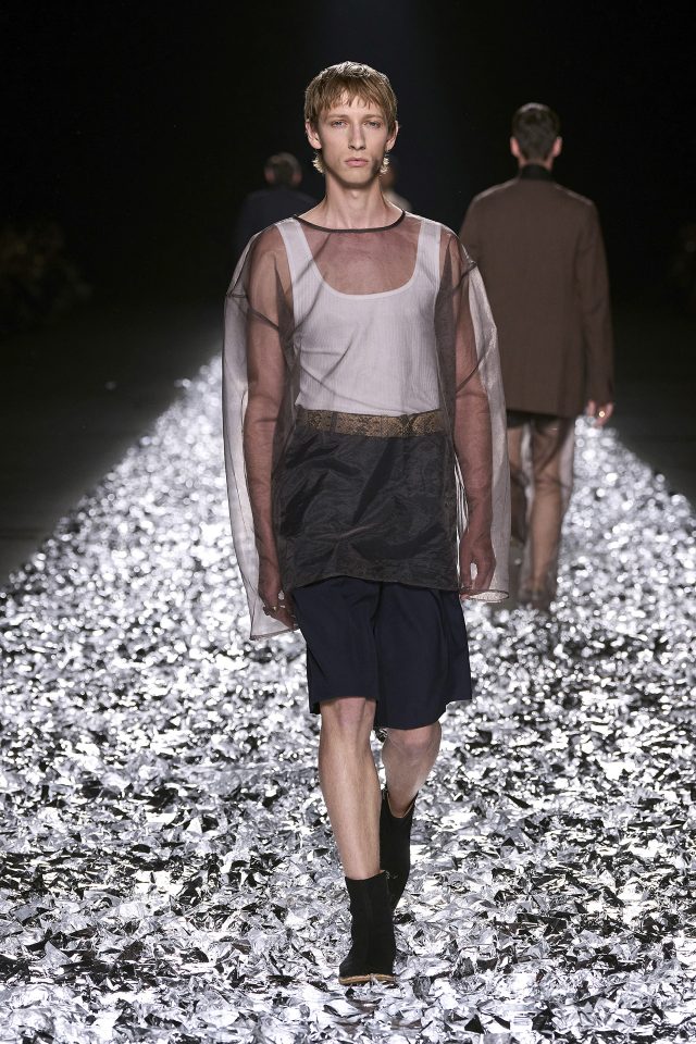 dries van notten：ドリスヴァンノッテン　チェスター　比翼　46 ドリス・ヴァン・ノッテンの幕引きは、さりげなく盛大に。2025年
