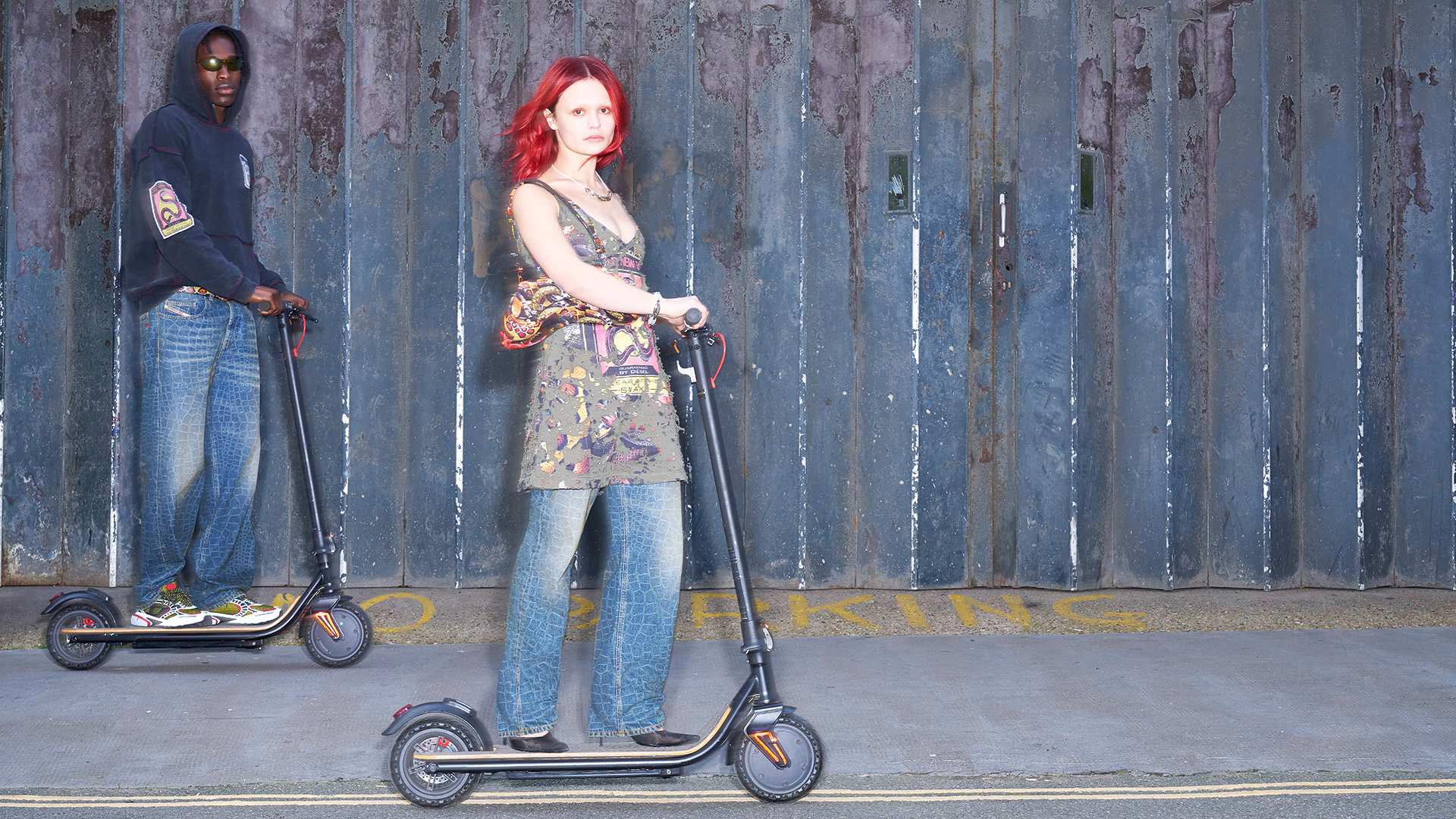 DIESEL　卓球　ゴルフ　スカーフ　ペンライト ディーゼルが蛇をモチーフに自由な自己表現と型破りな精神を体現。新年