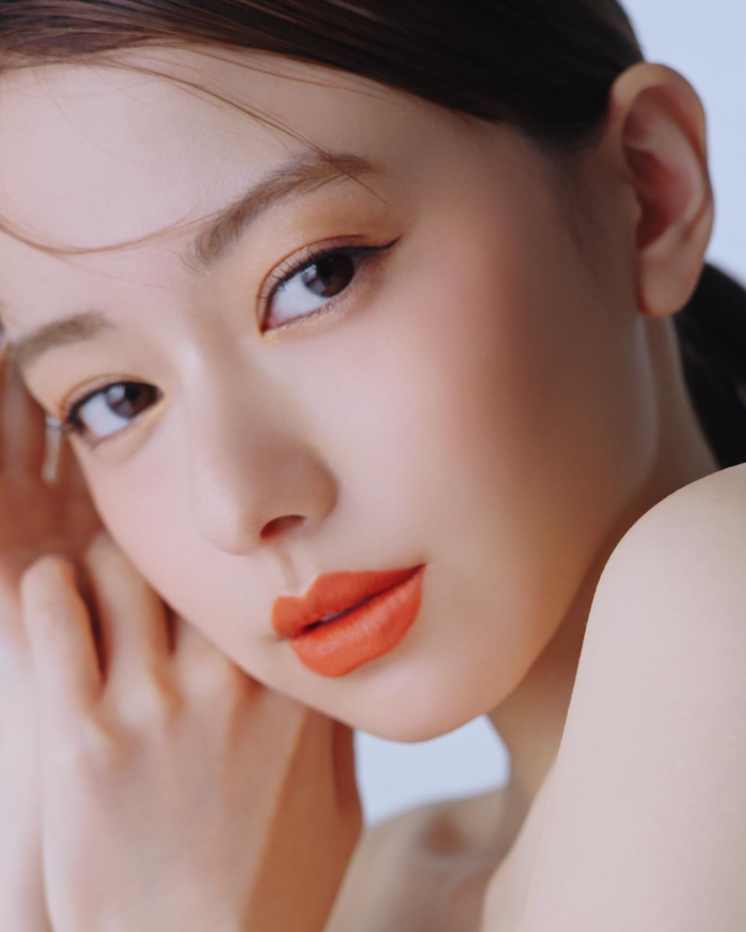 山本舞香がまとう SUQQU。艶を秘めた新質感のリップスティック | News