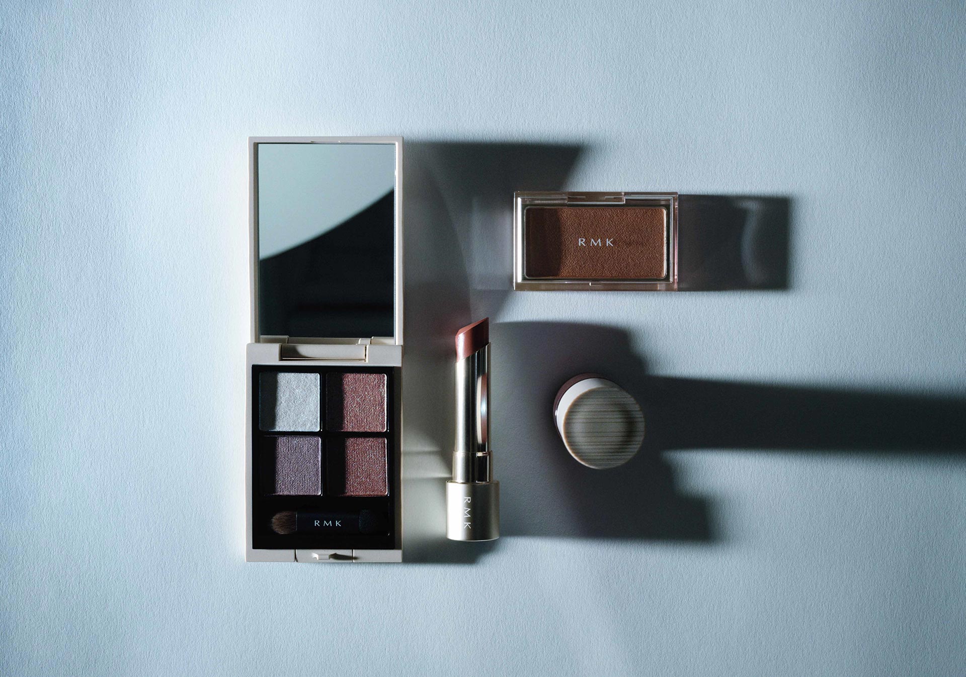 昼から夜へと移ろうきらめきがモチーフ。アールエムケーからメイク