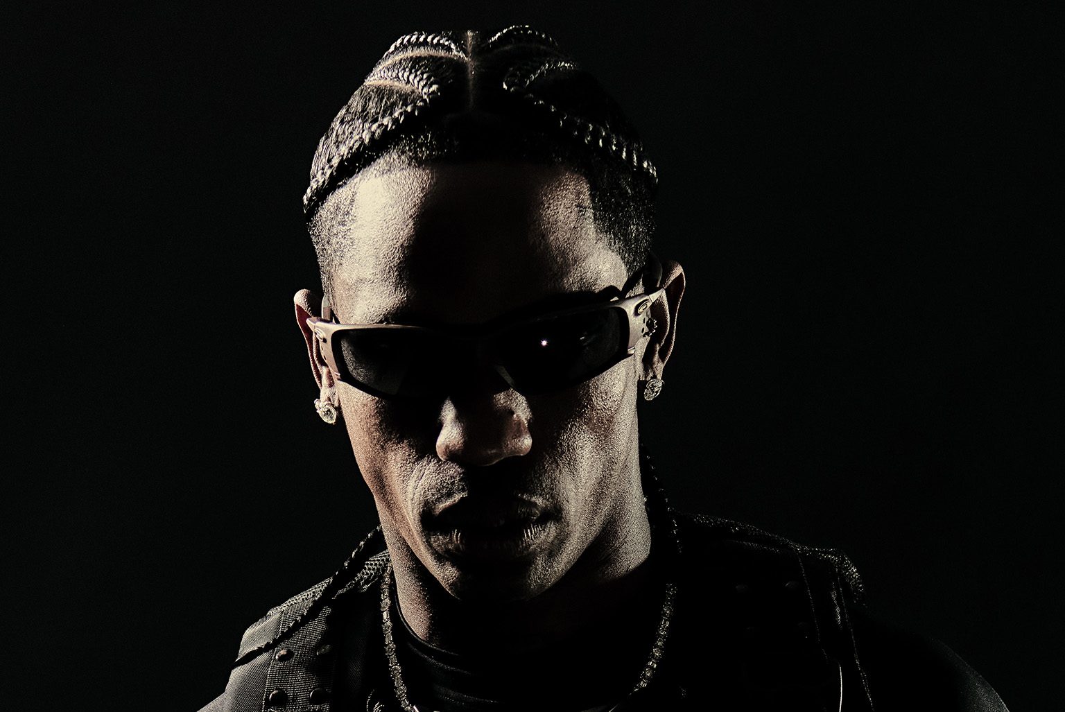 未来を共に描く新章が始動。トラヴィス・スコットがオークリーの