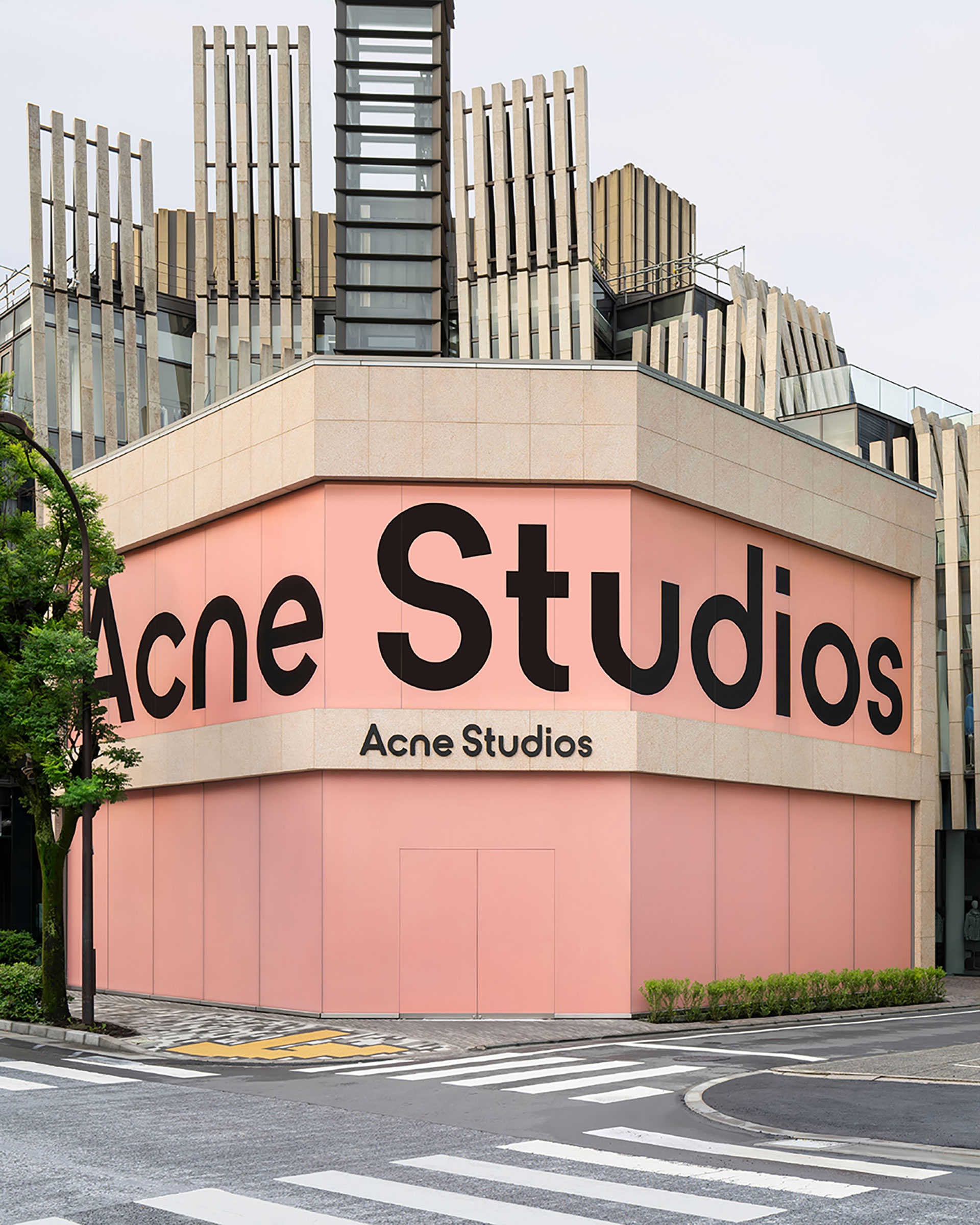 アクネ ストゥディオズのフラッグシップストアが移転拡大に伴い