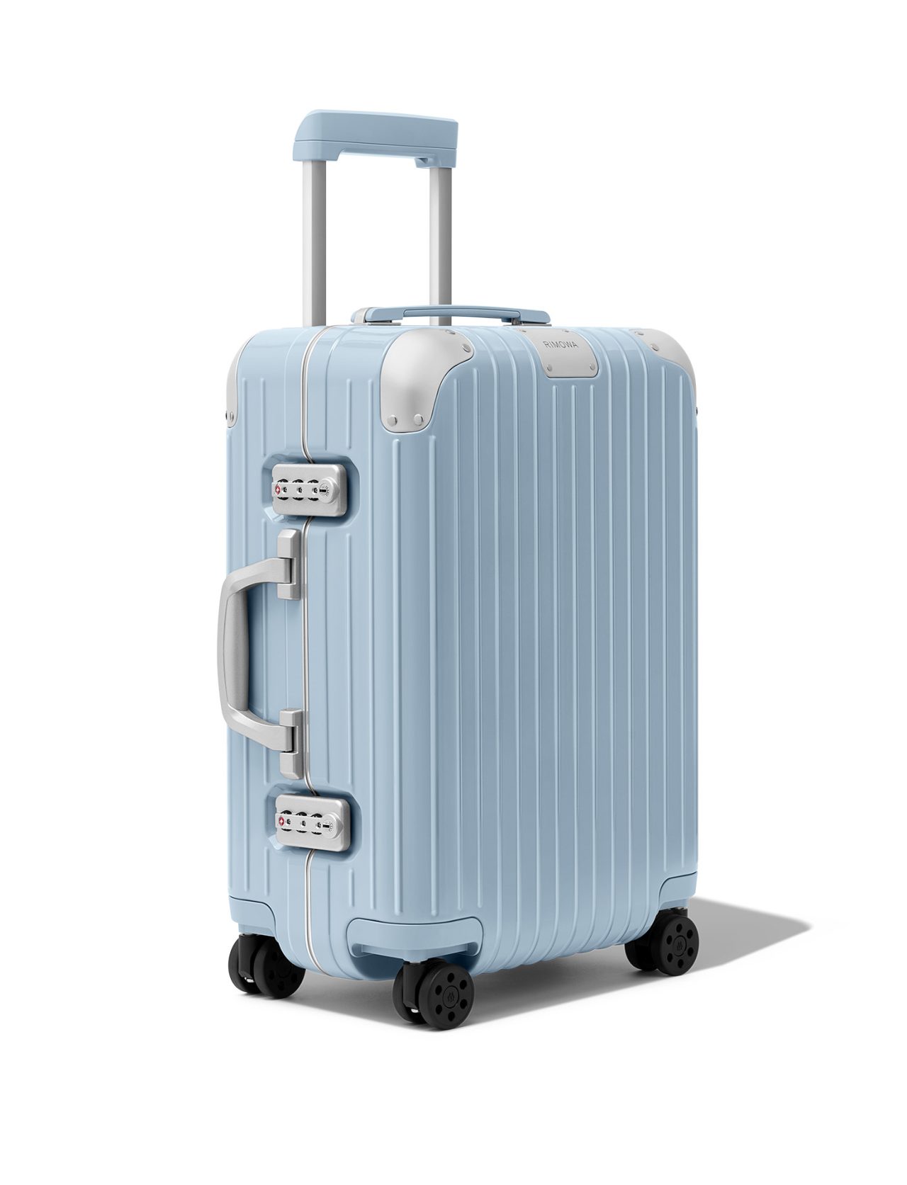 スカイブルーがシーズン限定カラーで登場。リモワが「Hybrid