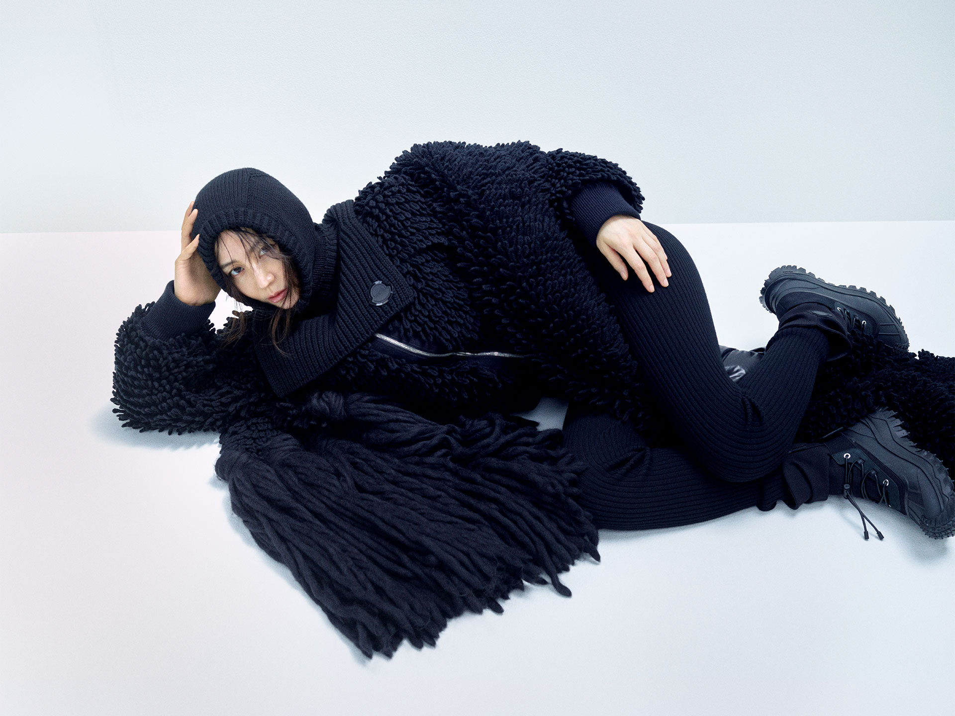 奥深い黒の世界。長澤まさみが魅せるモンクレール × エドワード