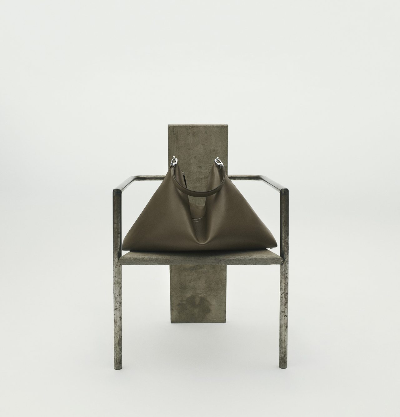 光学的な体験をもたらす空間。トーテムが GINZA SIX にて 光学的な体験をもたらす空間。トーテムが GINZA SIX にて