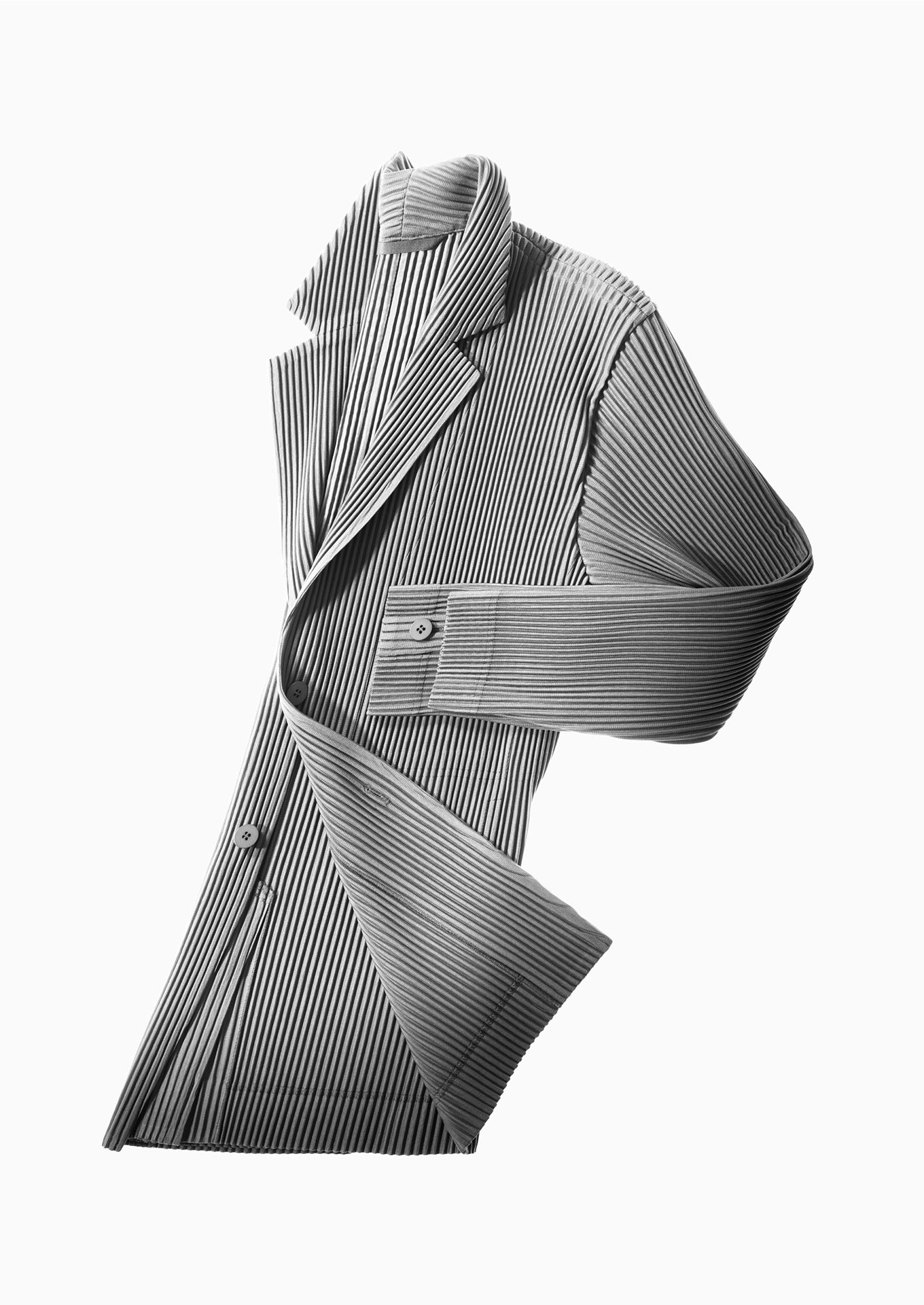 余白と曲線が織りなす白の世界。オム プリッセ イッセイ ミヤケが