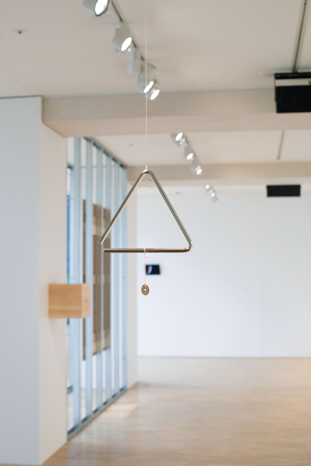 Maiko Endo | CALIBRATION N° 1 | 2025 | Triangle, thread, coin | 27×27cmphotography: Mayumi Hosokura 