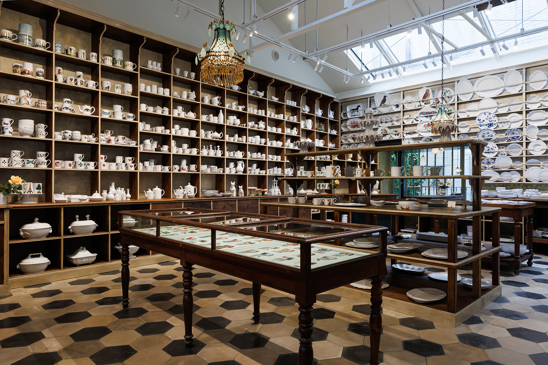 静寂に包まれた新店舗。アスティエ・ド・ヴィラットが表参道に旗艦店を