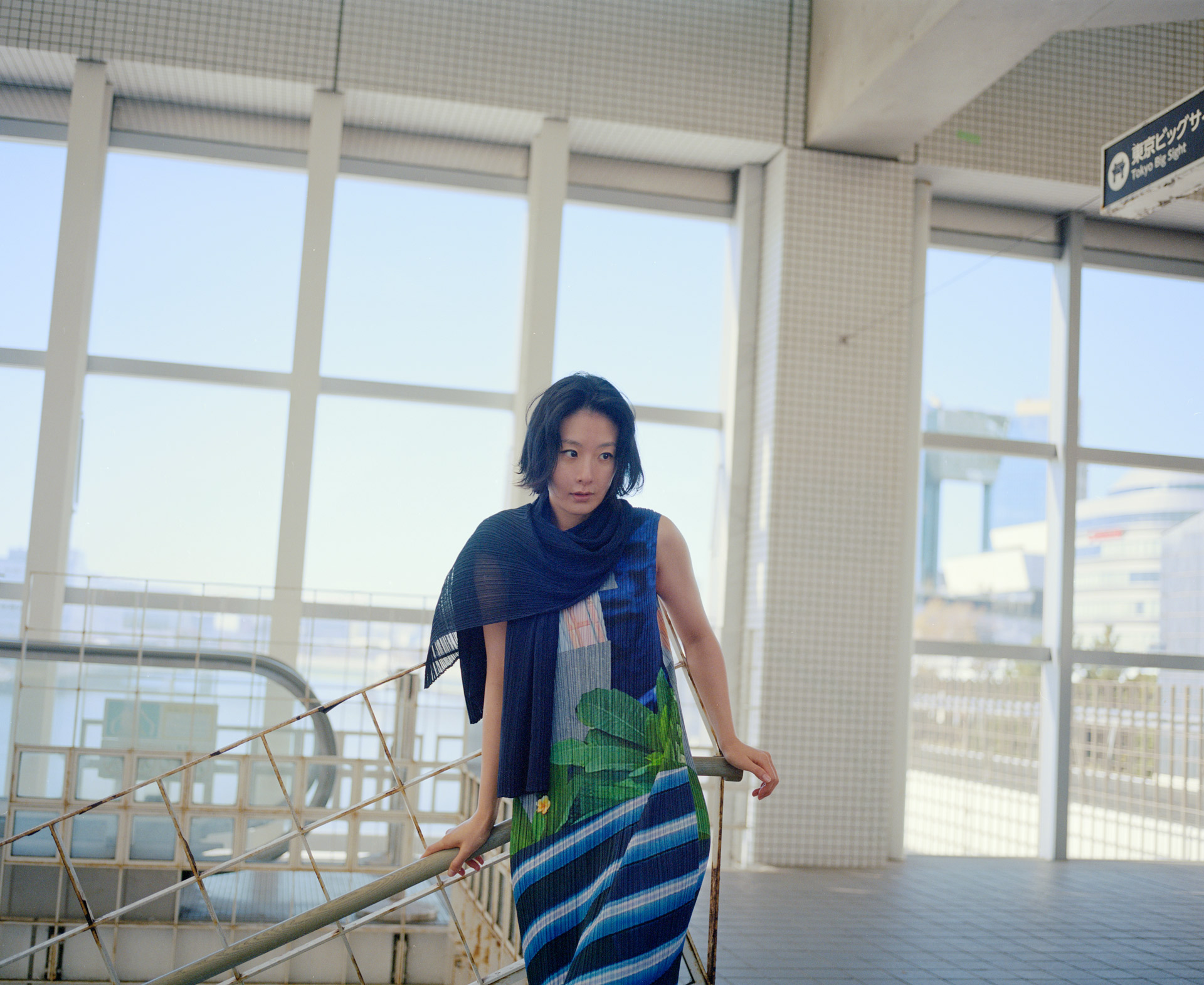 都市にひそむ、思いがけない瞬間。玄理が纏うプリーツ プリーズ