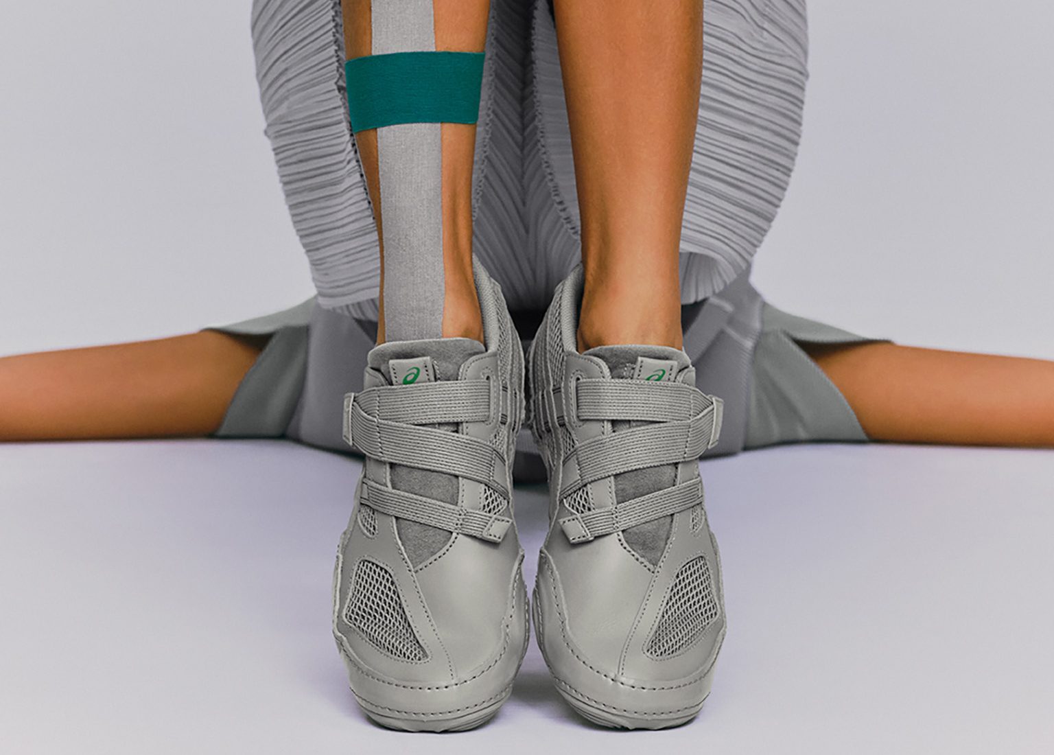 テーピング発想の一足、MDS とアシックスの共同開発「HYPER TAPING」が