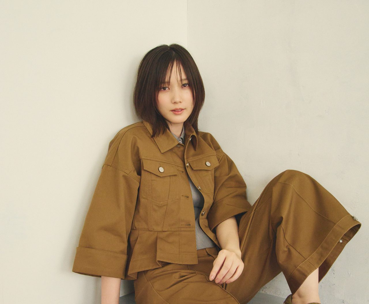 GUとrokhのコラボレーションビジュアルを纏う本田翼