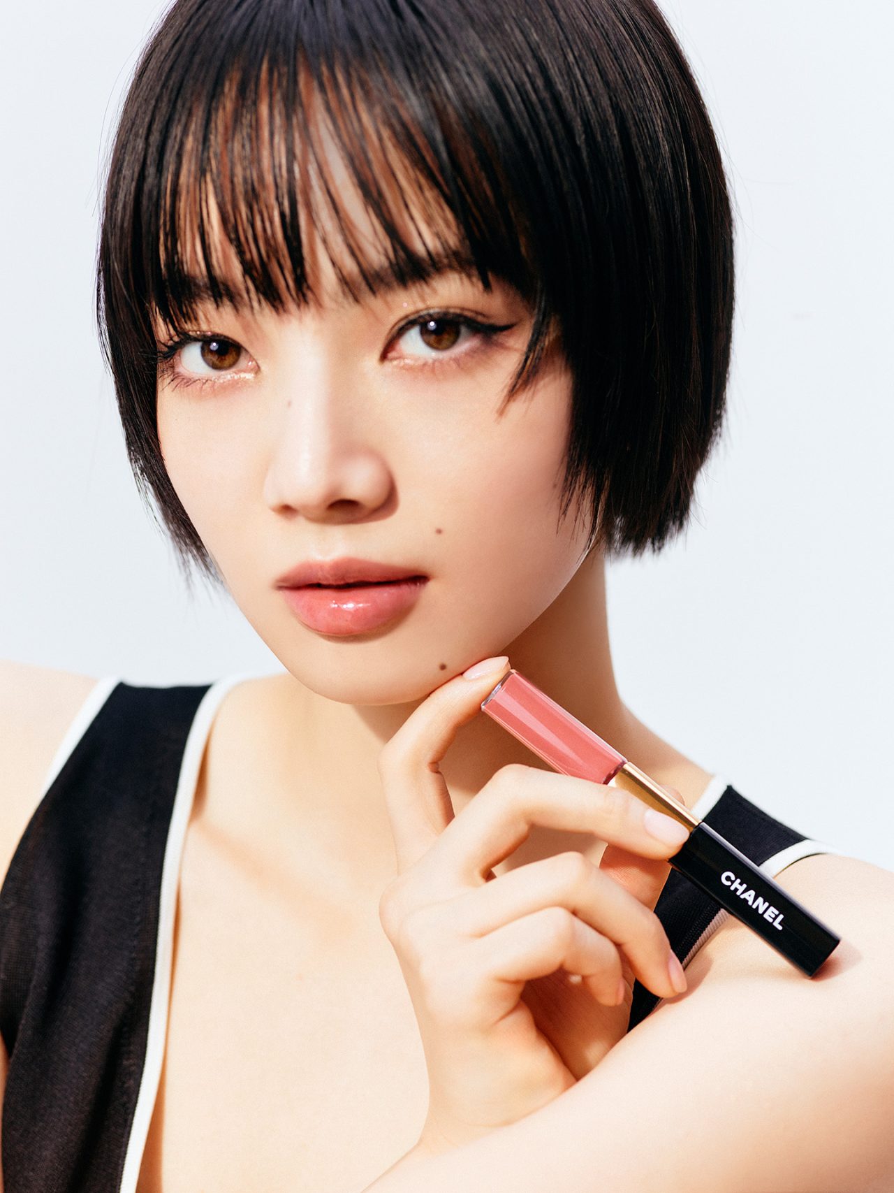 小松菜奈がまとうツヤ。シャネルが「ル ルージュ デュオ ウルトラ